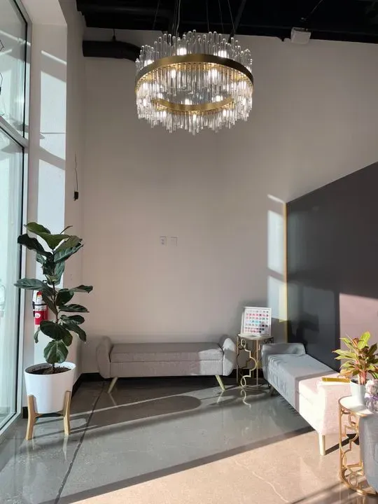 https://cdn.salonspotlight.com/photos/UA0IDsf1v8XYznEwQF4I/6f53a208-3162-4fc8-9158-796ec98bb7a2_720x720