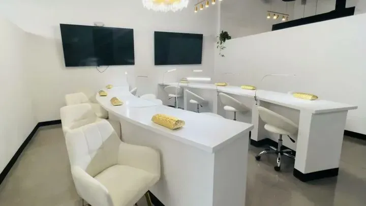 https://cdn.salonspotlight.com/photos/UA0IDsf1v8XYznEwQF4I/91b8600a-f5f5-4587-a0e8-b36a6959e994_720x720