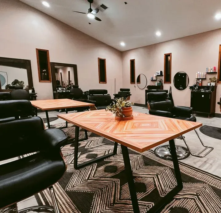 https://cdn.salonspotlight.com/photos/UCbBjKklZmg3NA8BqxPO/3edfd46f-64ff-4aee-a9c3-16f385dcc80d_720x720