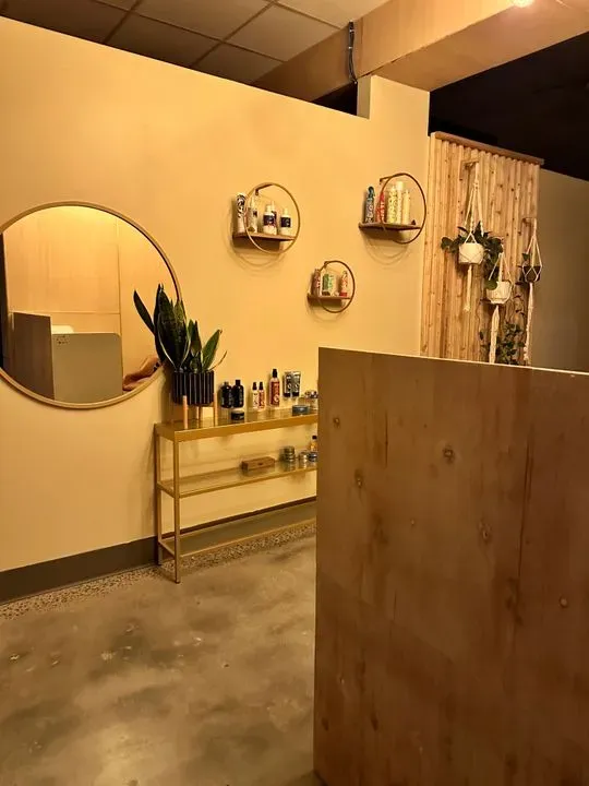 https://cdn.salonspotlight.com/photos/UCbBjKklZmg3NA8BqxPO/ee3ef435-1eb4-4438-98de-d8c36283644d_720x720