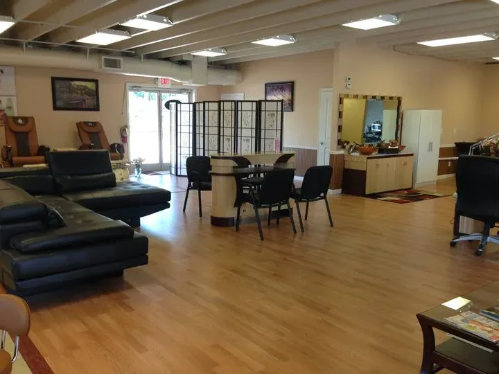 https://cdn.salonspotlight.com/photos/UCsFksi7IzGUnCZ4iOi8/e32362c5-a53a-4ce9-88d6-dcf3f2663424_720x720