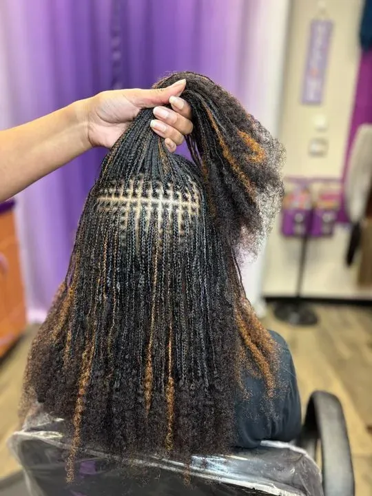 https://cdn.salonspotlight.com/photos/UDFS1u3U7KI90zL8HIBV/03dd65c8-9bb7-4a88-96c1-648059898be1_720x720