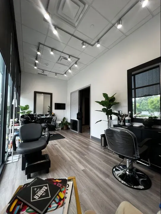 https://cdn.salonspotlight.com/photos/UDP11JF1SFd9MaXzFzAf/e29f6359-ee25-4441-a9b3-9c41d0cb5b2a_720x720