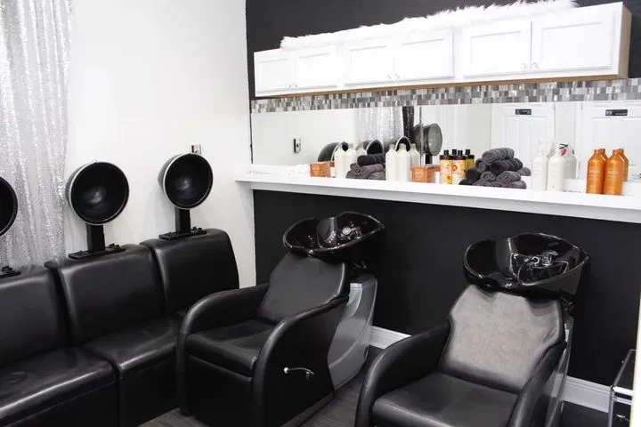 https://cdn.salonspotlight.com/photos/UFTI8bwiQ8p3u7vCFTfo/bfaebc65-63ae-4873-835e-68a966194798_720x720