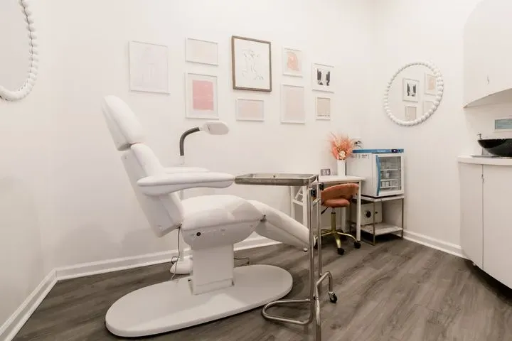 https://cdn.salonspotlight.com/photos/UFwZXg4F1dmtxNGKv5mH/4d10de83-8853-46d5-be5c-7ef282f9c2ea_720x720