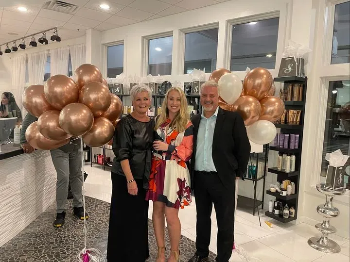 https://cdn.salonspotlight.com/photos/UFwZXg4F1dmtxNGKv5mH/ac395f17-6833-467c-9e33-f993205a3eeb_720x720