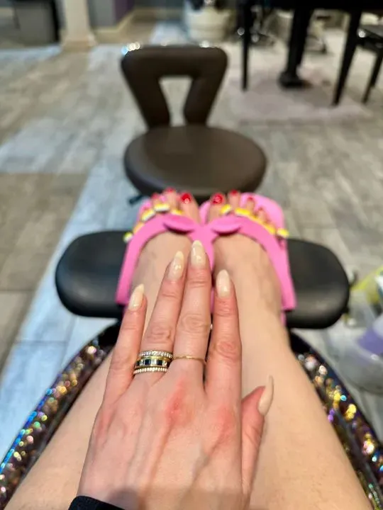 https://cdn.salonspotlight.com/photos/UIFvprpYxtxYH68jJbxN/924e39be-e735-42e1-9a6b-53d0fabcef35_720x720