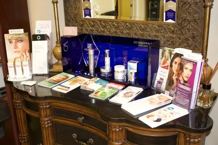 https://cdn.salonspotlight.com/photos/ULc6M8nMmnVE3PNAoCOr/e0c14e30-7826-48be-939d-a85a940d5e50_720x720