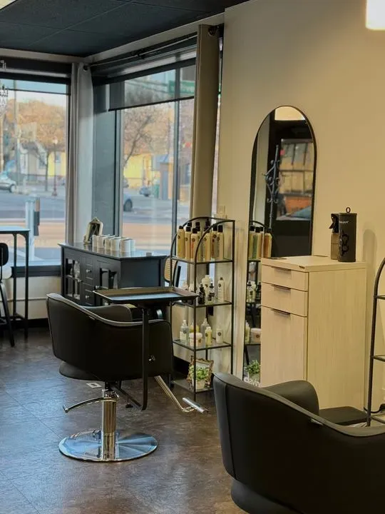 https://cdn.salonspotlight.com/photos/UMYAppgobUPjOGF2QUWa/e46dbbb4-2907-44ee-b264-d3ba13871029_720x720
