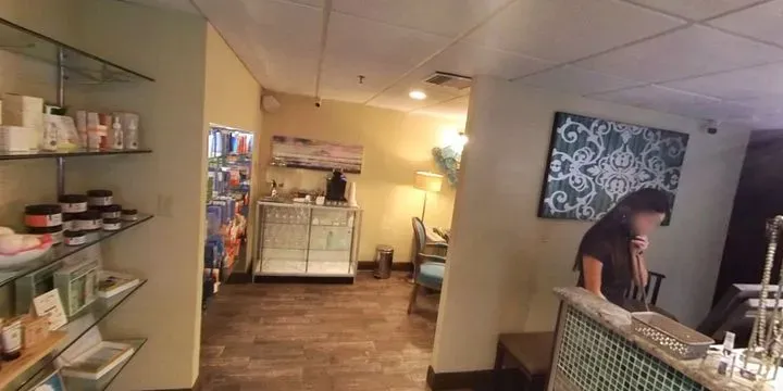 https://cdn.salonspotlight.com/photos/UPqJTNWacOKosLbAvikA/deff3ac6-780c-4ffb-b892-35b1b63c6bf7_720x720