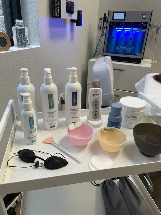 https://cdn.salonspotlight.com/photos/URBf23I4z68aDE9liEVs/1f41570a-e6f2-4550-8b5c-ffba678fa582_720x720