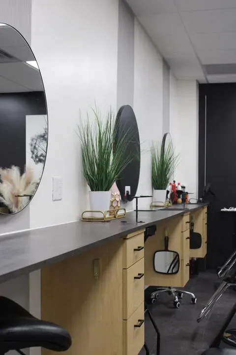 https://cdn.salonspotlight.com/photos/URFjkUezXmRR0O3IWrZX/19a3c3e9-f51d-4e6f-aba6-fc4d55c05428_720x720