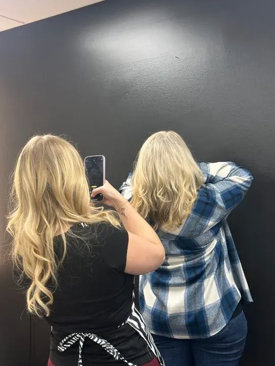https://cdn.salonspotlight.com/photos/URFjkUezXmRR0O3IWrZX/e278bdba-92fd-405a-a794-3f7c8e2832a2_720x720