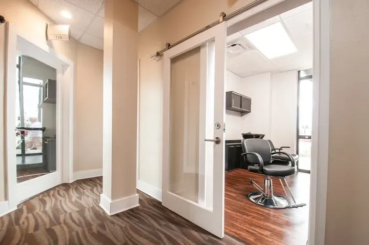 https://cdn.salonspotlight.com/photos/UTRvUc6SnaoyZEz3BuCx/034329e9-0cd7-4f3c-b285-428ece98719d_720x720