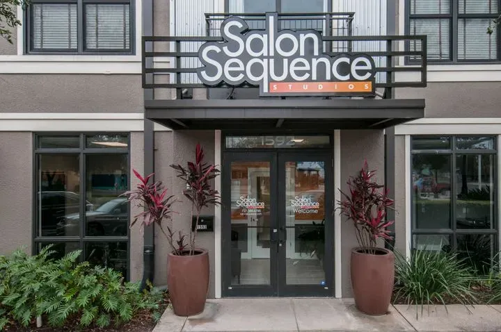 https://cdn.salonspotlight.com/photos/UTRvUc6SnaoyZEz3BuCx/3115508b-50ae-4c46-a620-304d267c4d28_720x720