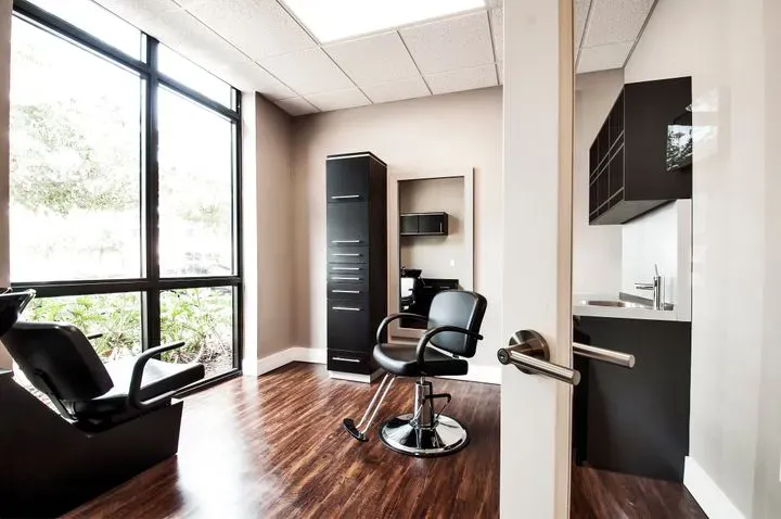 https://cdn.salonspotlight.com/photos/UTRvUc6SnaoyZEz3BuCx/fac880e1-6a42-4978-80bd-f16269cecf4f_720x720