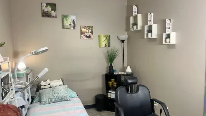 https://cdn.salonspotlight.com/photos/UUbiHIUtRTfhXwAXMNni/21f3660a-931c-4dd4-81cd-50dea625b033_720x720