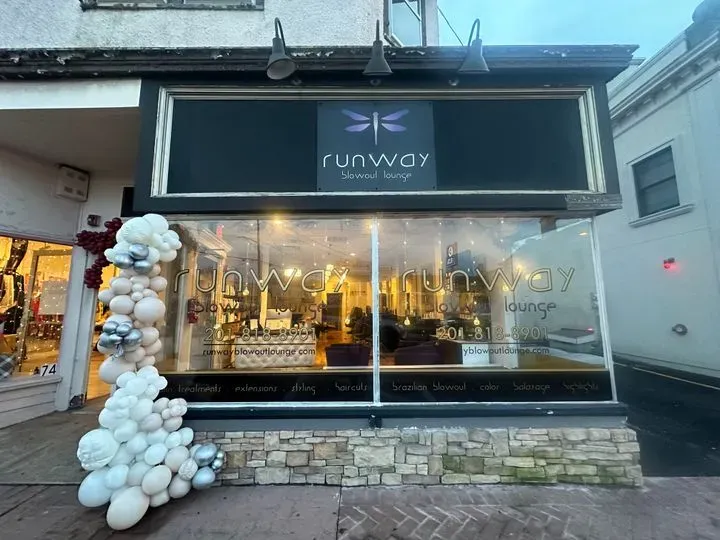 https://cdn.salonspotlight.com/photos/UWJecSUcI43X8LZnIMCv/d3941b2b-51a0-40b4-be89-3a125ca9b0f1_720x720