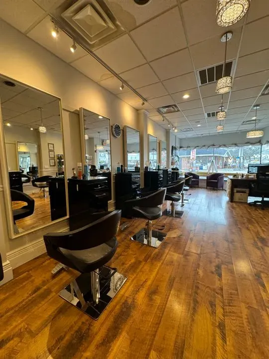 https://cdn.salonspotlight.com/photos/UWJecSUcI43X8LZnIMCv/e351e7cb-36a4-4c8d-b3d8-2fbd60f75509_720x720
