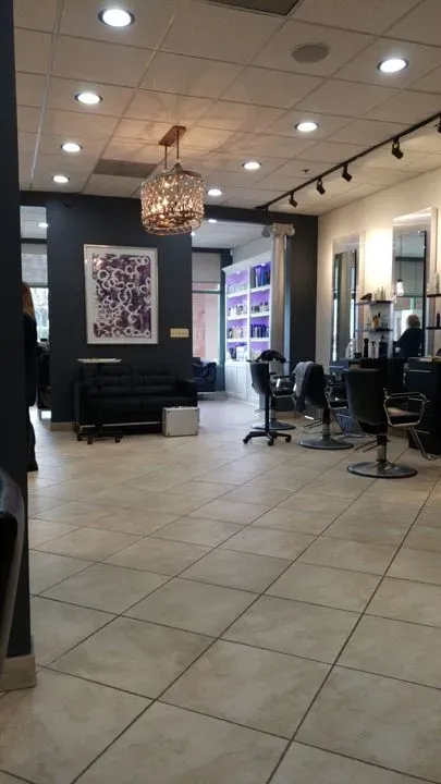 https://cdn.salonspotlight.com/photos/UXO2Rqc8PIJDjr0T9ptf/033eb681-bc1f-4cd0-b462-9e76cc789a3a_720x720
