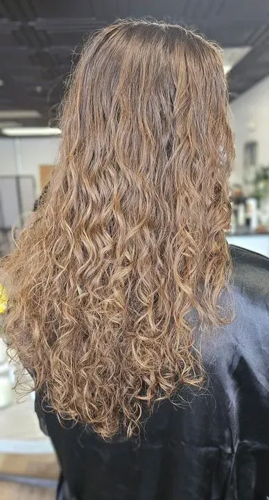 https://cdn.salonspotlight.com/photos/UYzxKHu45LyHdXS4ZJ6J/538fc576-fd5b-4e3c-90ef-c7e13753134b_720x720