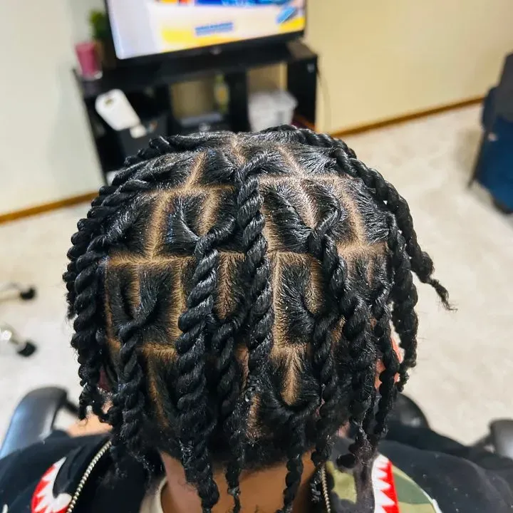 https://cdn.salonspotlight.com/photos/UZRdBPmv2VRLaGV3pTym/e893847d-dc02-4863-b3a3-7d7be155b50c_720x720