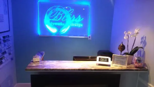 https://cdn.salonspotlight.com/photos/UbBDKTrbhLq4WLesZCp8/6e3880ef-000e-4bea-a74b-b967600449a6_720x720