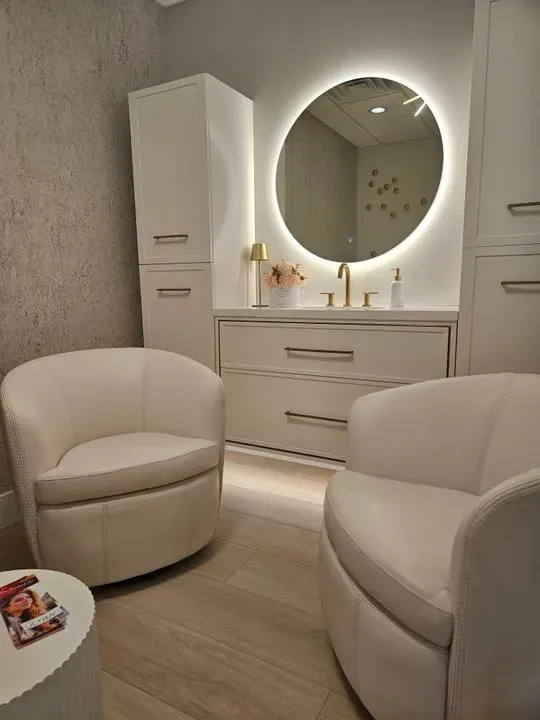 https://cdn.salonspotlight.com/photos/UbukIYW0BIK0EPrciHOx/23eb08c3-f42f-4f70-bc80-322f35f34f77_720x720