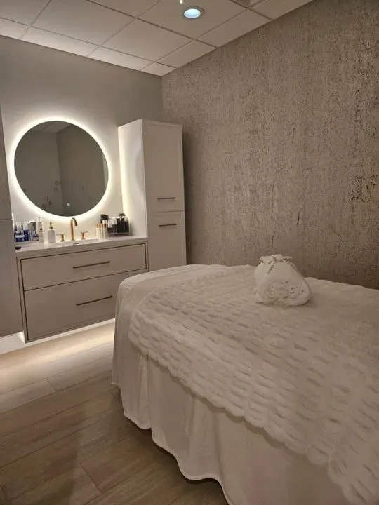 https://cdn.salonspotlight.com/photos/UbukIYW0BIK0EPrciHOx/8f6668c3-47d9-4e80-97a4-8eee3d33f196_720x720