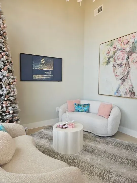 https://cdn.salonspotlight.com/photos/UbukIYW0BIK0EPrciHOx/a0b85ac1-5402-4071-9d6a-7d1cee7dd96b_720x720