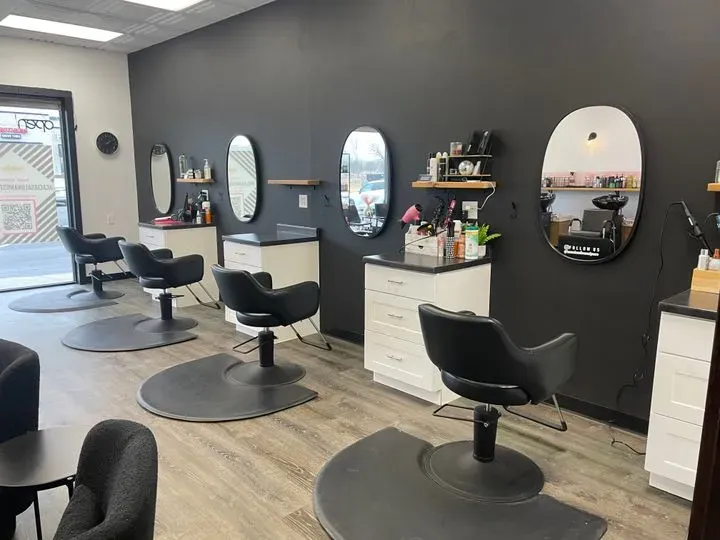 https://cdn.salonspotlight.com/photos/UeVzyFASOfORTBJP1O89/0bf3a1ed-a29a-40db-8c43-8c32a344a121_720x720