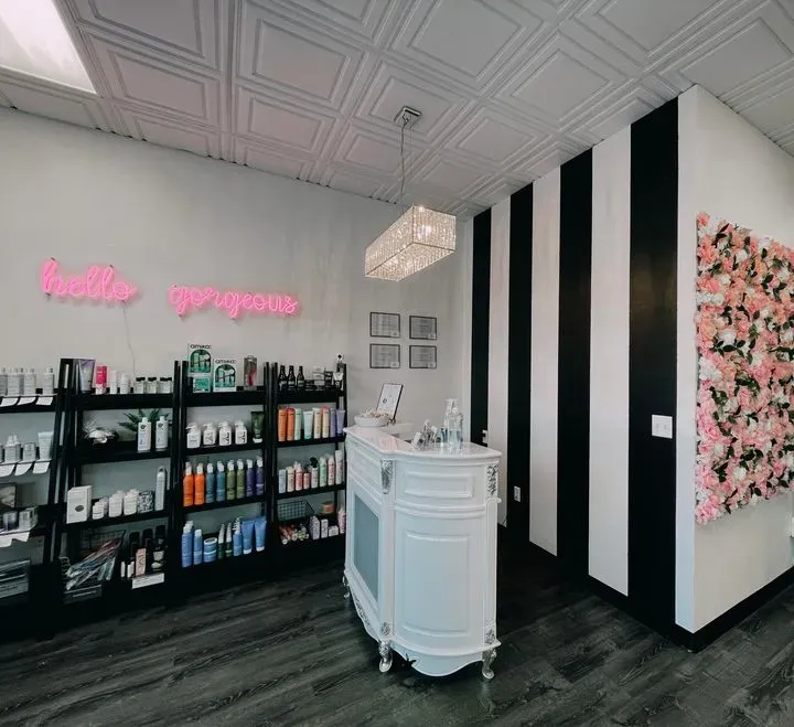 https://cdn.salonspotlight.com/photos/UeVzyFASOfORTBJP1O89/37aa0adc-1931-455a-99b2-4f523acd849c_720x720