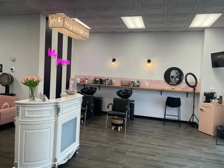 https://cdn.salonspotlight.com/photos/UeVzyFASOfORTBJP1O89/928fcc50-10b0-4d11-bd1d-efd5aca379c0_720x720