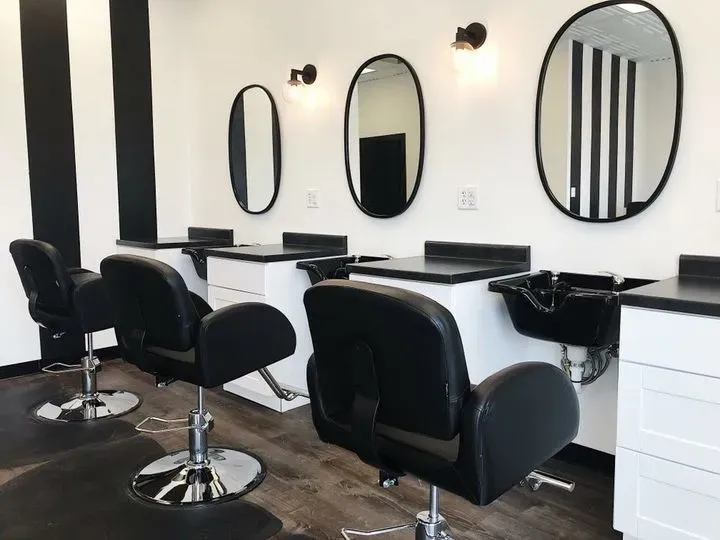 https://cdn.salonspotlight.com/photos/UeVzyFASOfORTBJP1O89/df5d8733-a23c-4c8a-b71d-e11d5597cec7_720x720