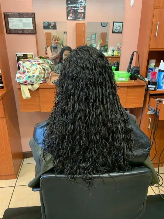 https://cdn.salonspotlight.com/photos/UgkdtgpUcSsgjym5xFWI/1ab90bfc-c98a-40a5-b4dc-a664b0f83bb2_720x720