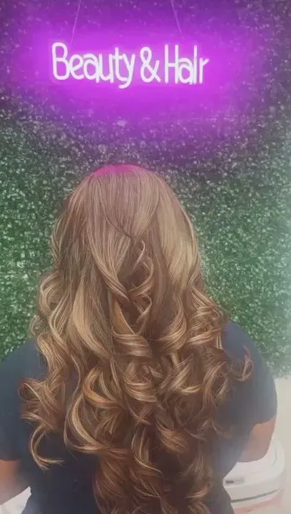 https://cdn.salonspotlight.com/photos/UgkdtgpUcSsgjym5xFWI/a0ed7779-4a12-486f-9afc-9ca5eb16f6da_720x720