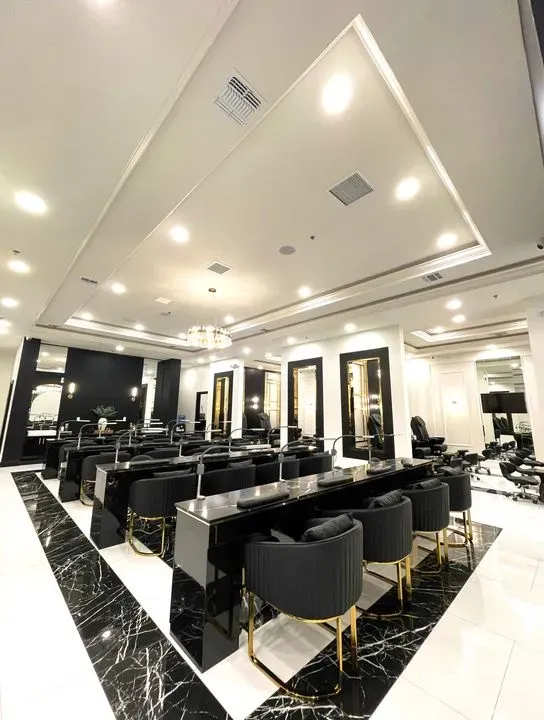 https://cdn.salonspotlight.com/photos/UhGZKgavij0INGgAbKth/86c586c0-8dab-4738-bbd3-dcbf21f32e06_720x720