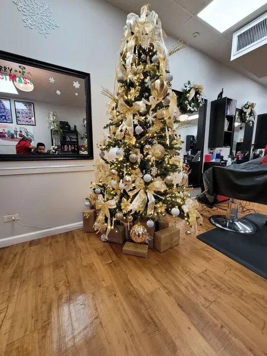 https://cdn.salonspotlight.com/photos/UhLrFHkQhLysjnCCngCA/7cb6e383-0dea-4c59-941f-5044cae3b770_720x720