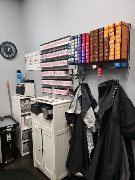 https://cdn.salonspotlight.com/photos/UhnhKHhyKJDaajrlCxmi/06939145-3dd9-47d0-95f7-a2dde4ac8ed1_720x720