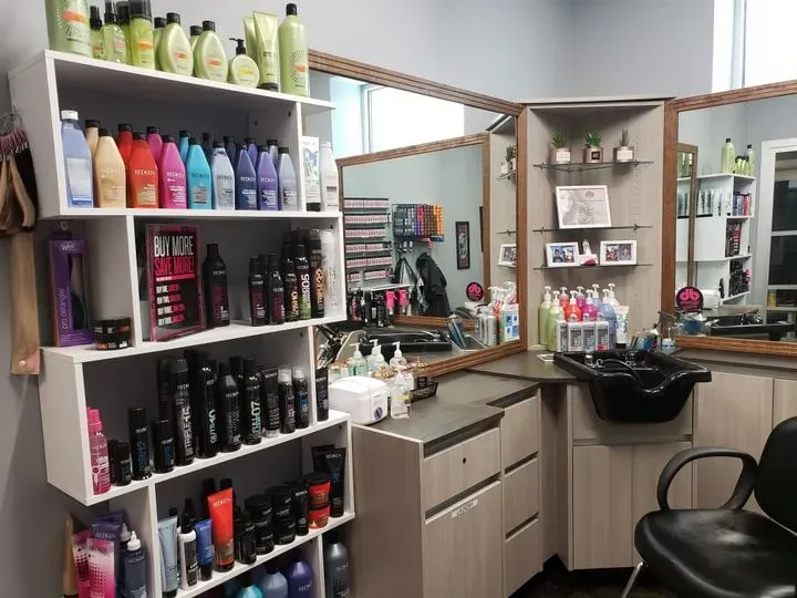 https://cdn.salonspotlight.com/photos/UhnhKHhyKJDaajrlCxmi/367dddab-5690-49d8-a13c-5ab7b04b35ba_720x720