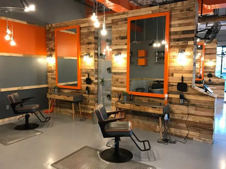 https://cdn.salonspotlight.com/photos/UiIkFGCwrTv230Yv5Usz/8e1c893e-33d4-48c9-be44-65e6621be808_720x720
