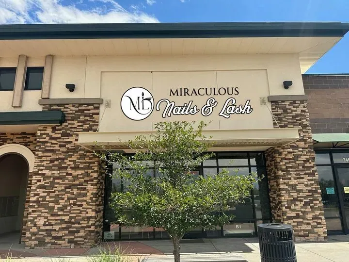 https://cdn.salonspotlight.com/photos/UiznbOudxhJlJ4yovzGj/54cf9597-5881-4611-85fe-83ab68ad1994_720x720