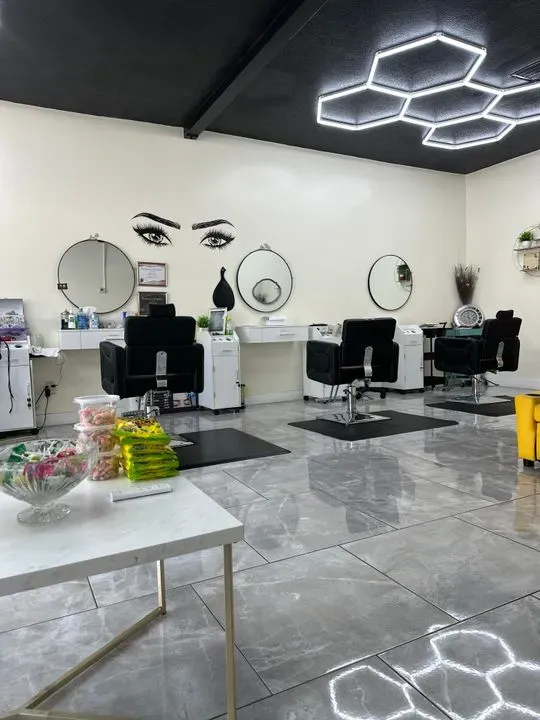 https://cdn.salonspotlight.com/photos/Uj9TimXaFTtMAGvqp3W9/424bf382-5c10-4864-83fc-621d24ee7d4b_720x720