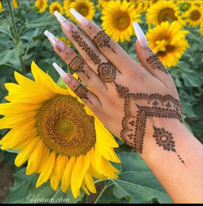 https://cdn.salonspotlight.com/photos/Uj9TimXaFTtMAGvqp3W9/834c4a6e-5711-4228-b0bb-376f28554aa4_720x720