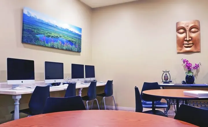 https://cdn.salonspotlight.com/photos/UjIxNkw2BVSHTauFln8g/ee3b5933-5cbf-4f28-9068-a1b5cdc15a80_720x720