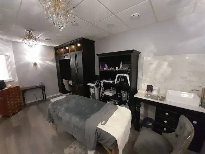 https://cdn.salonspotlight.com/photos/Ukm5ASfWTmC56SIthVpX/08b46897-f7ab-4a78-864d-476609849e93_720x720