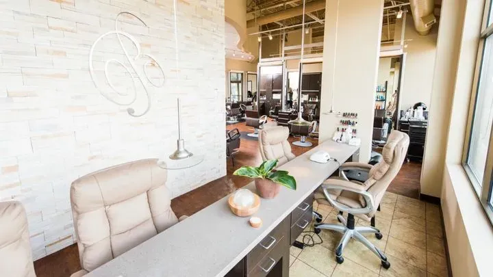 https://cdn.salonspotlight.com/photos/Us8dsfAVGTk4G0jN30ka/b68dd86e-18e2-47a4-bbef-d2a0fd5e7fc9_720x720