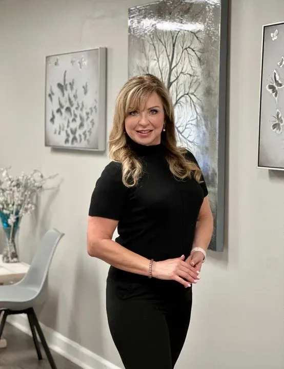 https://cdn.salonspotlight.com/photos/UsGRxMCGeo3yyiz6Rkgf/c27a5d4c-fddf-416d-a94e-40a5a699e10a_720x720