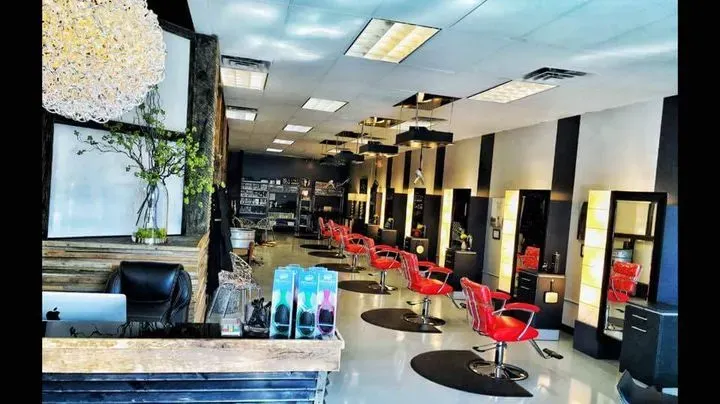 https://cdn.salonspotlight.com/photos/UtG9R2ojGjaQ2SYC5JGj/6e0b25de-74c3-43fc-8870-f7a55787abb6_720x720