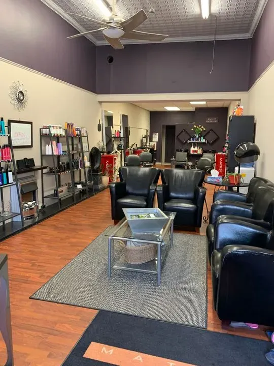 https://cdn.salonspotlight.com/photos/UuJo1cSwIG4zspUK4Is6/179d748f-74d9-4222-8503-da7446722d21_720x720